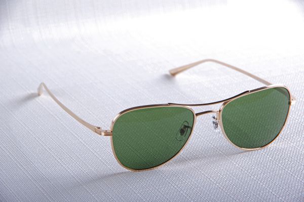 Revendeur des lunettes Executive Suite 1198, Oliver Peoples et The Row, Paris 75, France